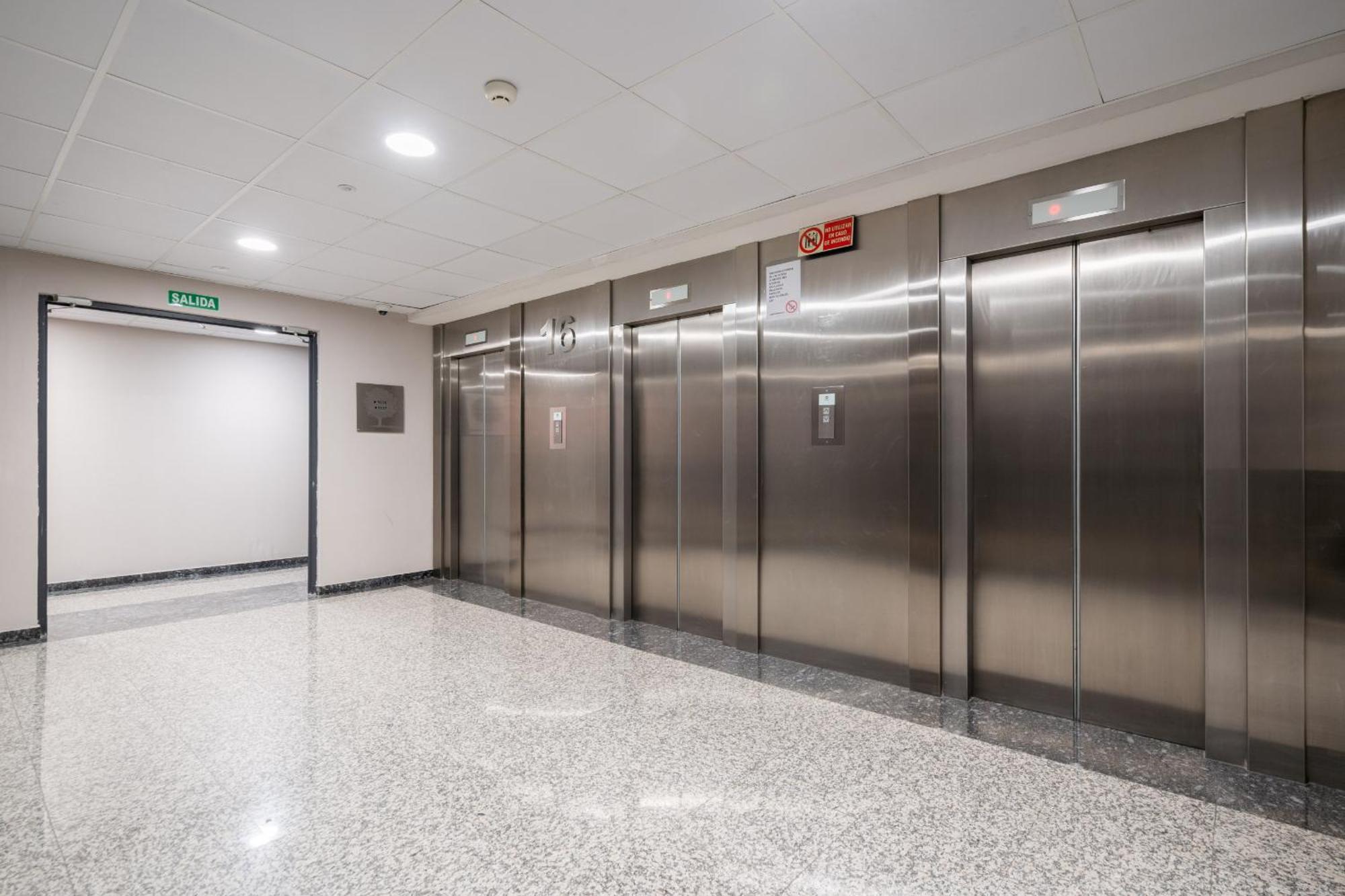 Apartamento En Plaza De Espana Alquiler Temporal Madrid Exterior foto